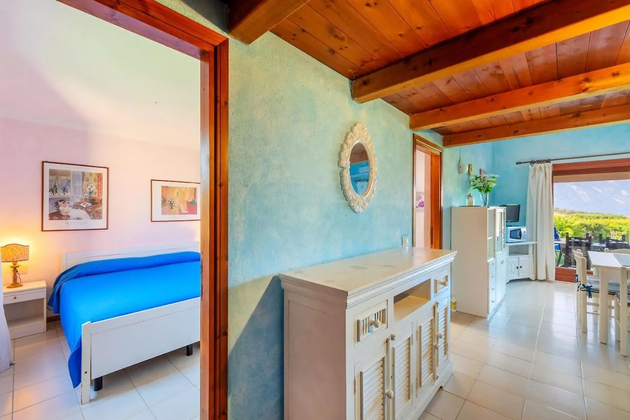 Spacious Apartment In San Teodoro With Garden And Parking