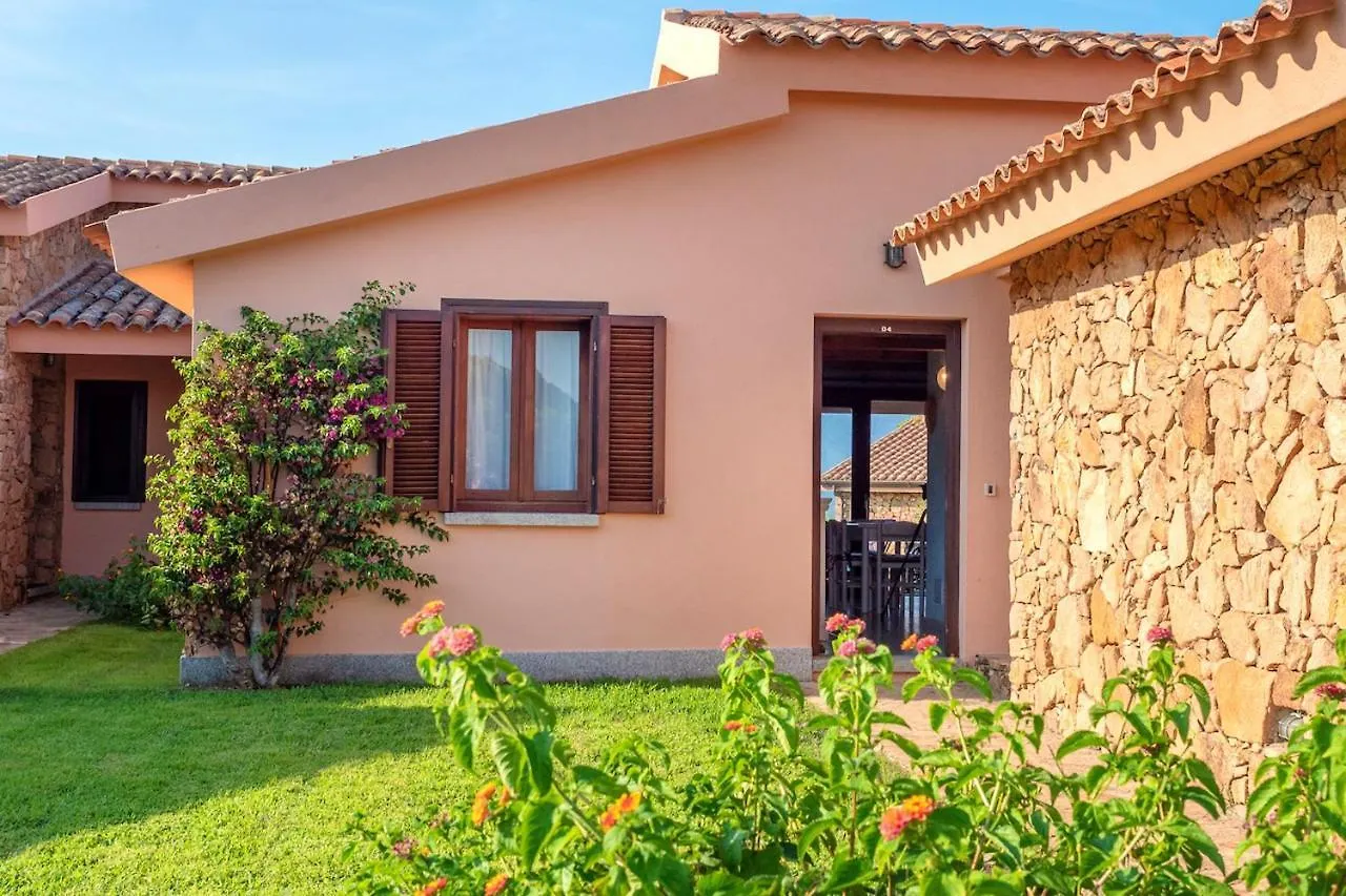 Spacious Apartment In San Teodoro With Garden And Parking